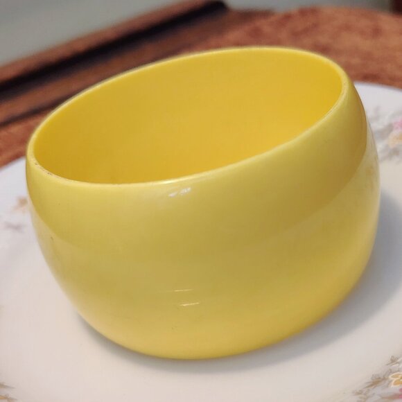 Vtg Pastel Yellow Wide Thick Plastic Lucite Chunky Statement Bangle Bracelet MOD - Picture 3 of 6